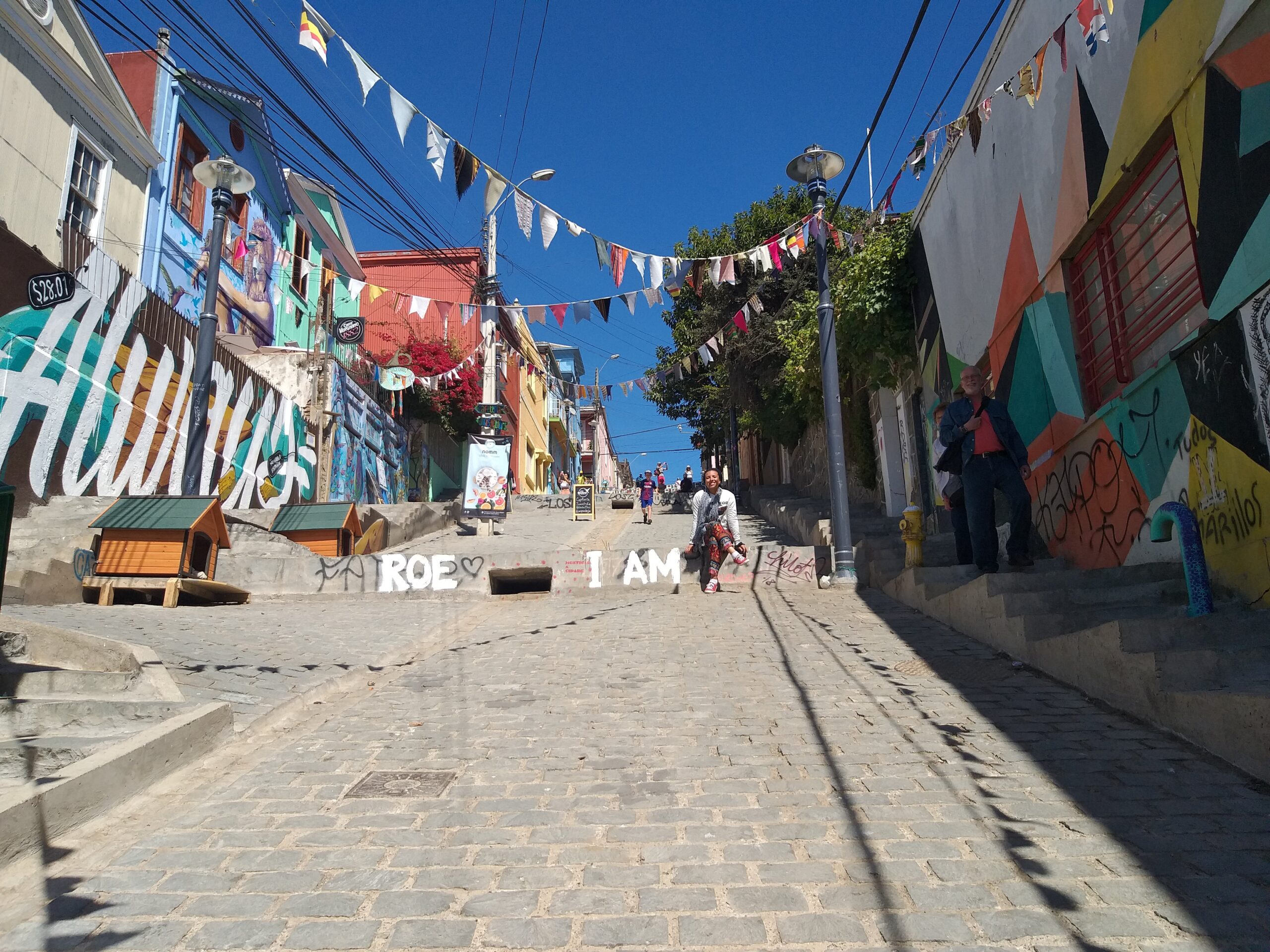 Rua com grafites e casas coloridas em Valparaíso, Chile
