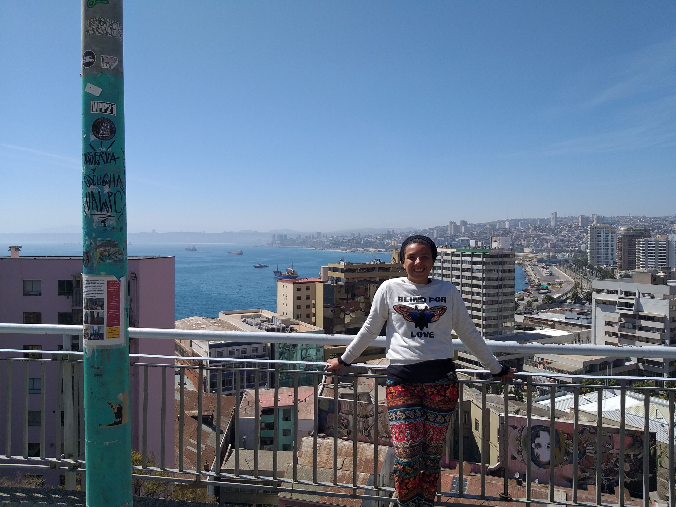 Vista do oceano Pacífico e do porto a partir de um mirante em Valparaíso