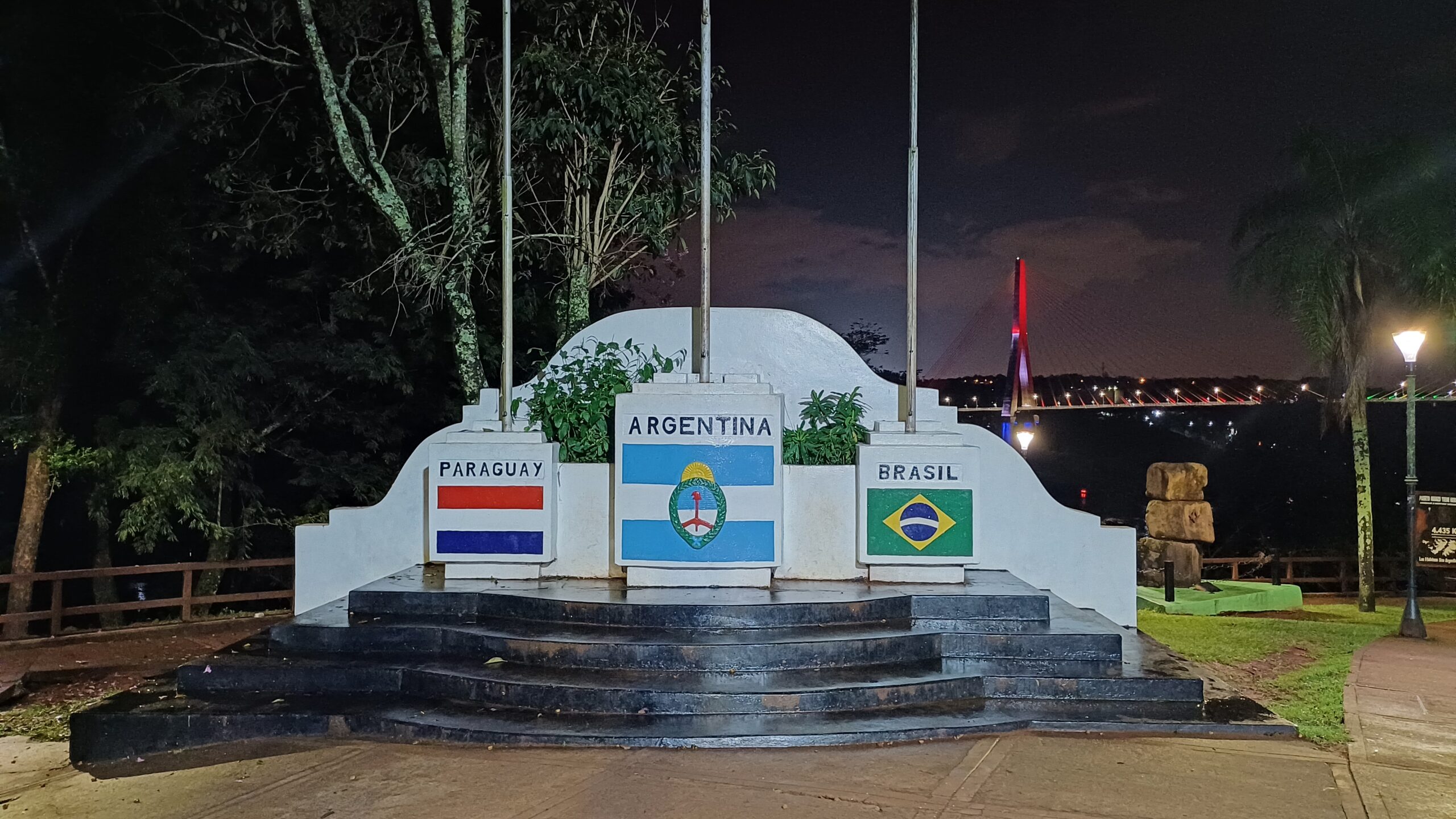 Marco das Três Fronteiras iluminado à noite