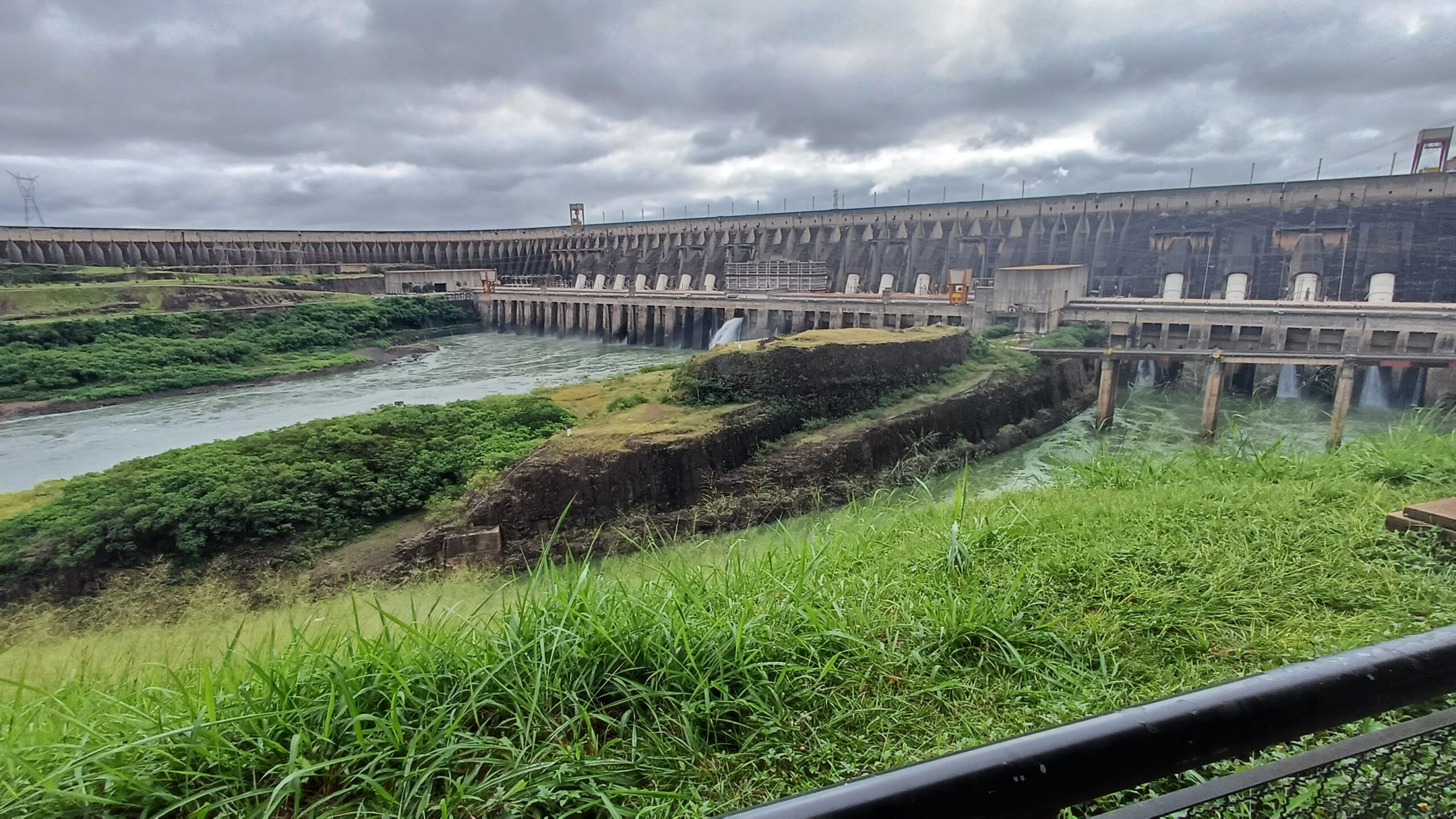 Vista da Usina Hidrelétrica de Itaipu
