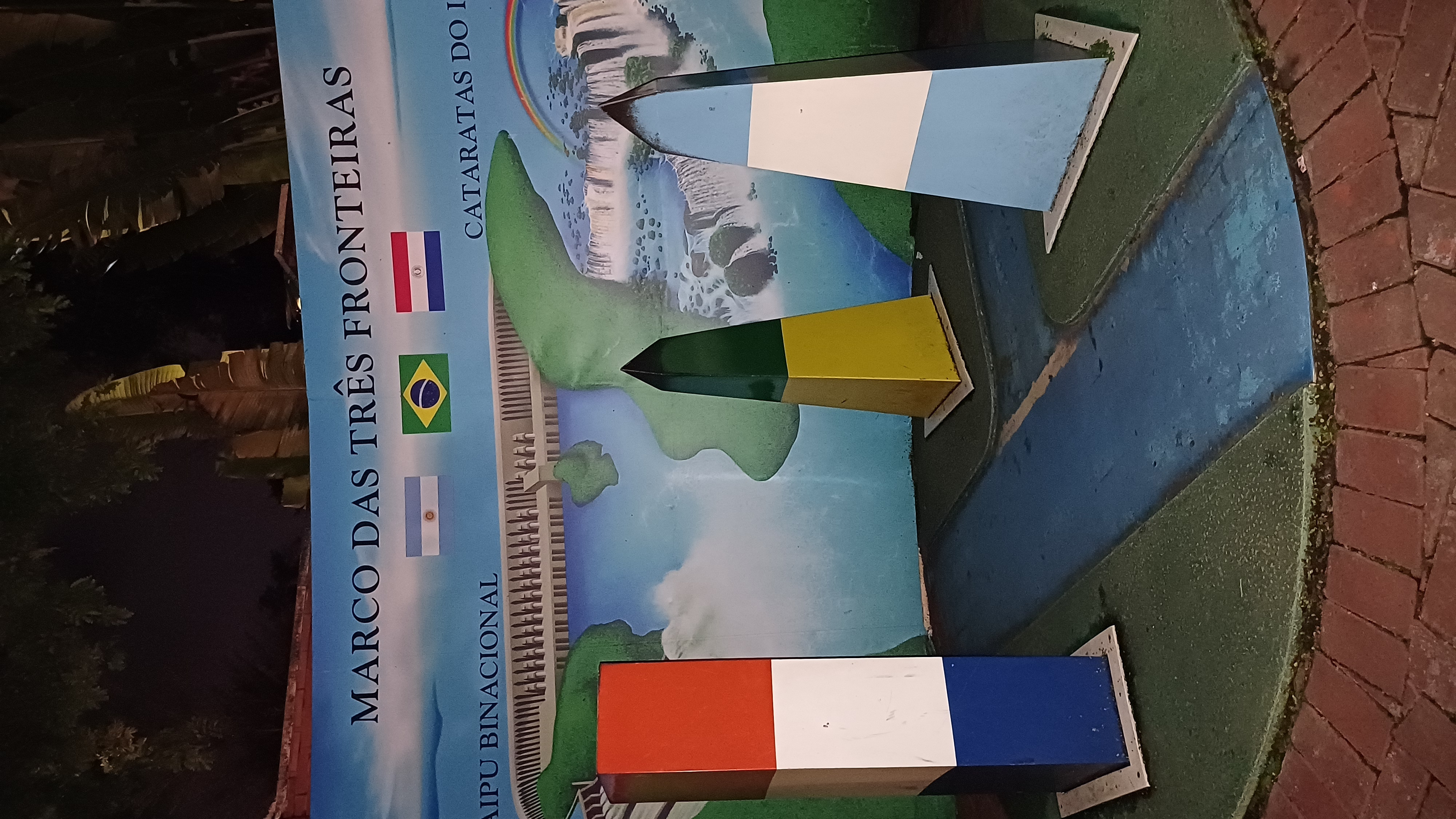Obeliscos que representam Brasil, Argentina e Paraguai no Marco das Três Fronteiras