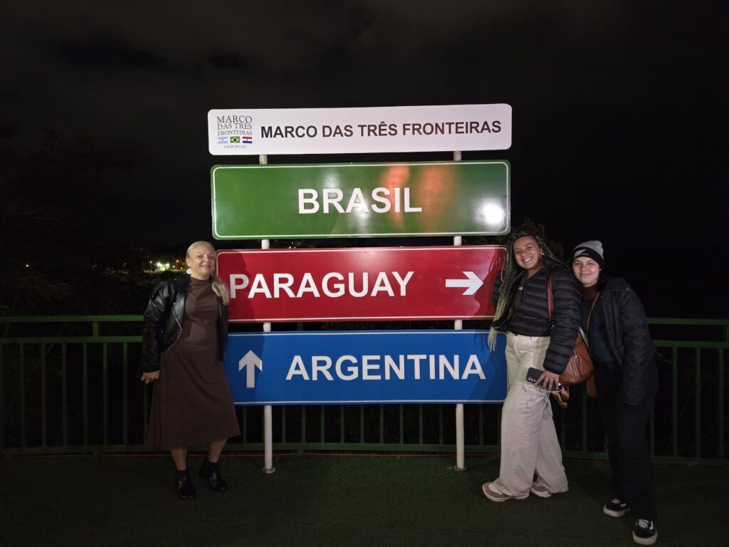 Placa do Marco das Três Fronteiras indicando Brasil, Paraguai e Argentina em Foz do Iguaçu