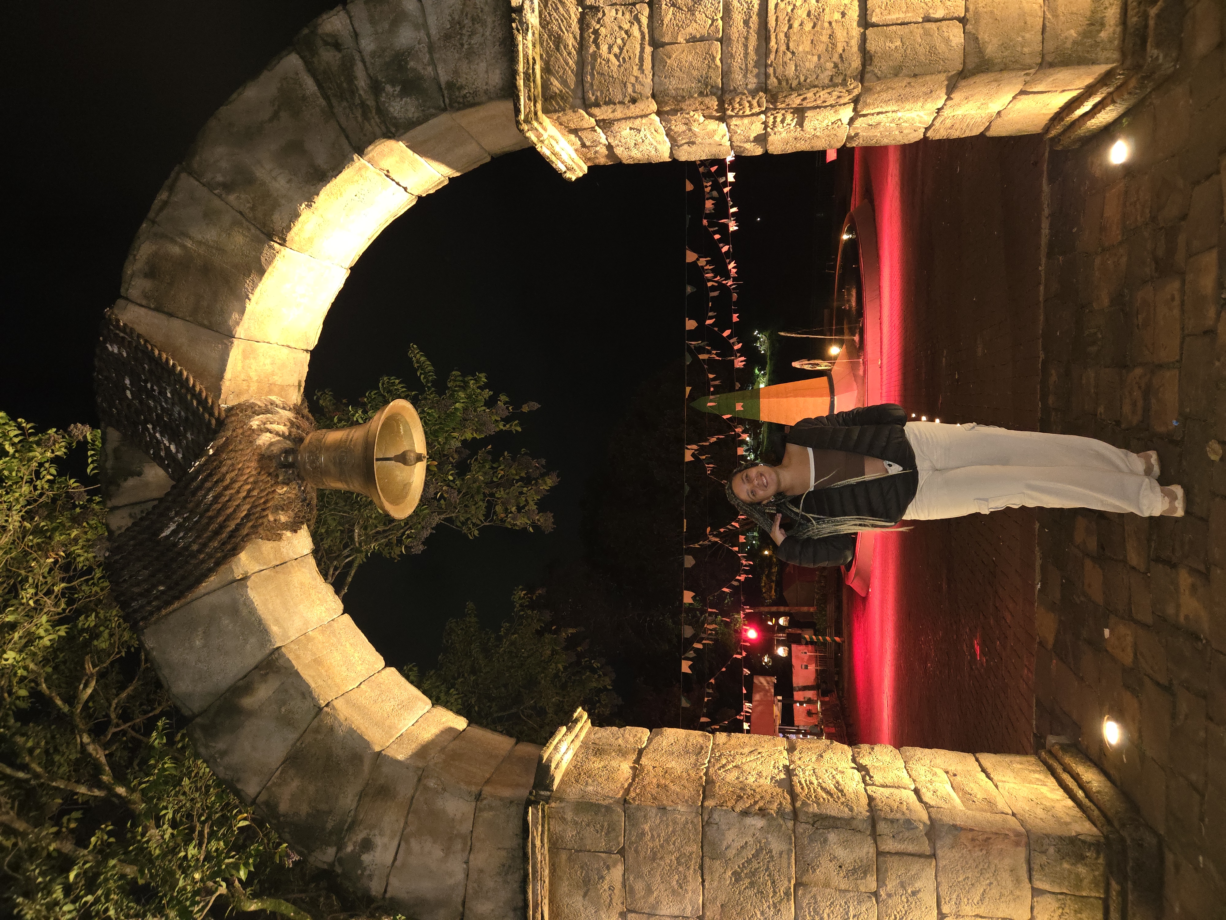 Portal de pedra iluminado na entrada do Marco das Três Fronteiras à noite