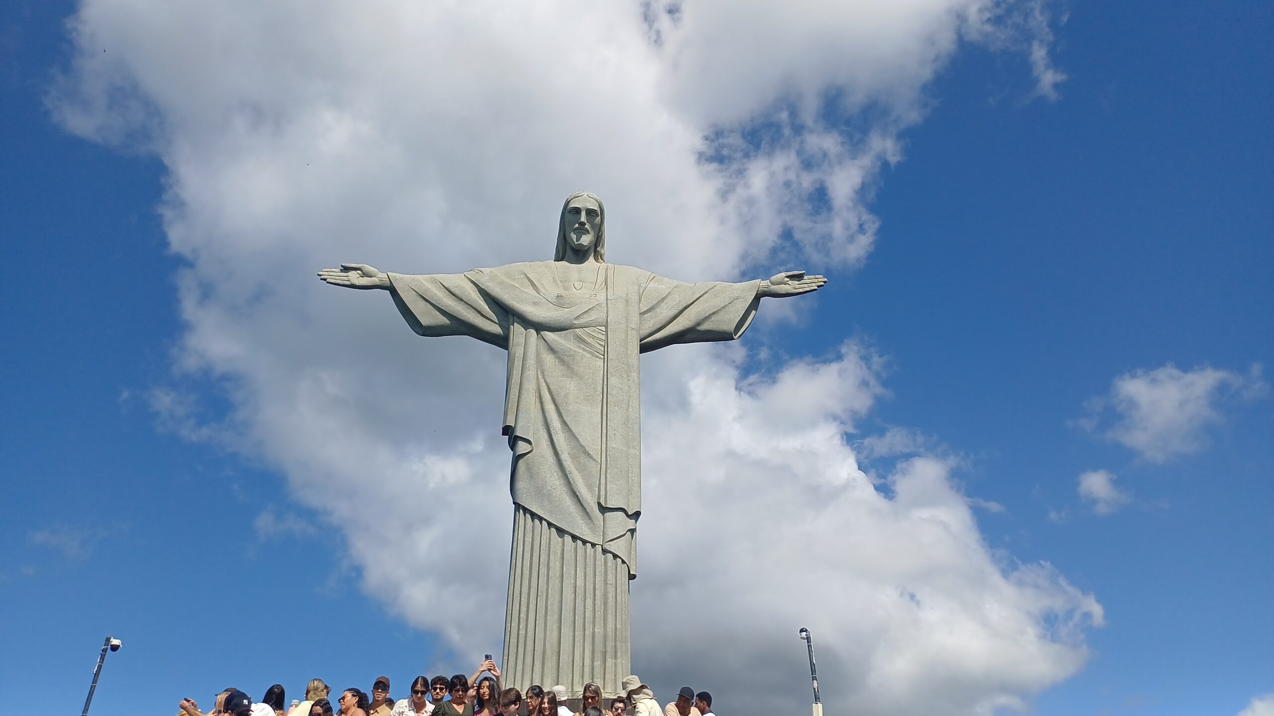 Estátua do Cristo Redentor em dia ensolarado no Rio de Janeiro