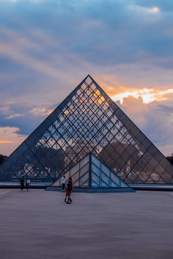 Pirâmide de vidro do Museu do Louvre em Paris