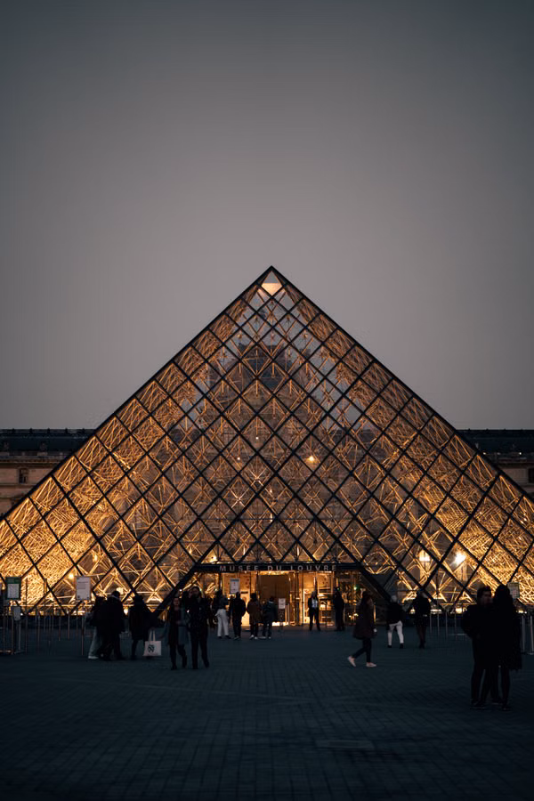 Entrada do Museu do Louvre com a pirâmide de vidro em Paris