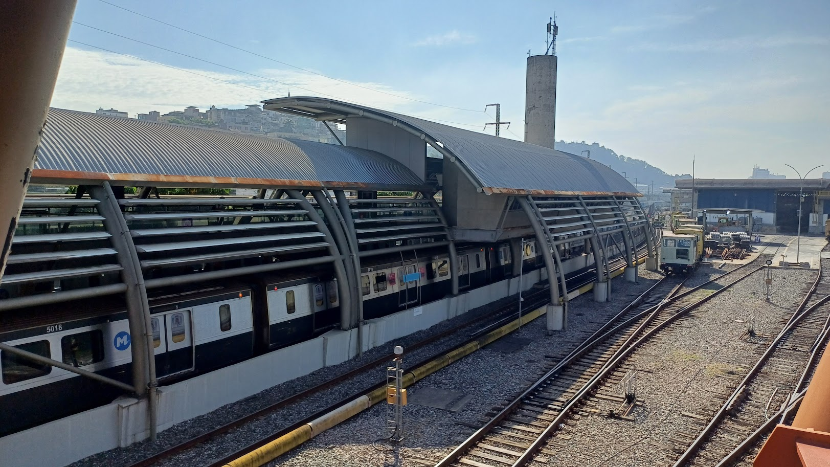 Estação Cidade Nova do metrô do Rio de Janeiro e trilhos ferroviários