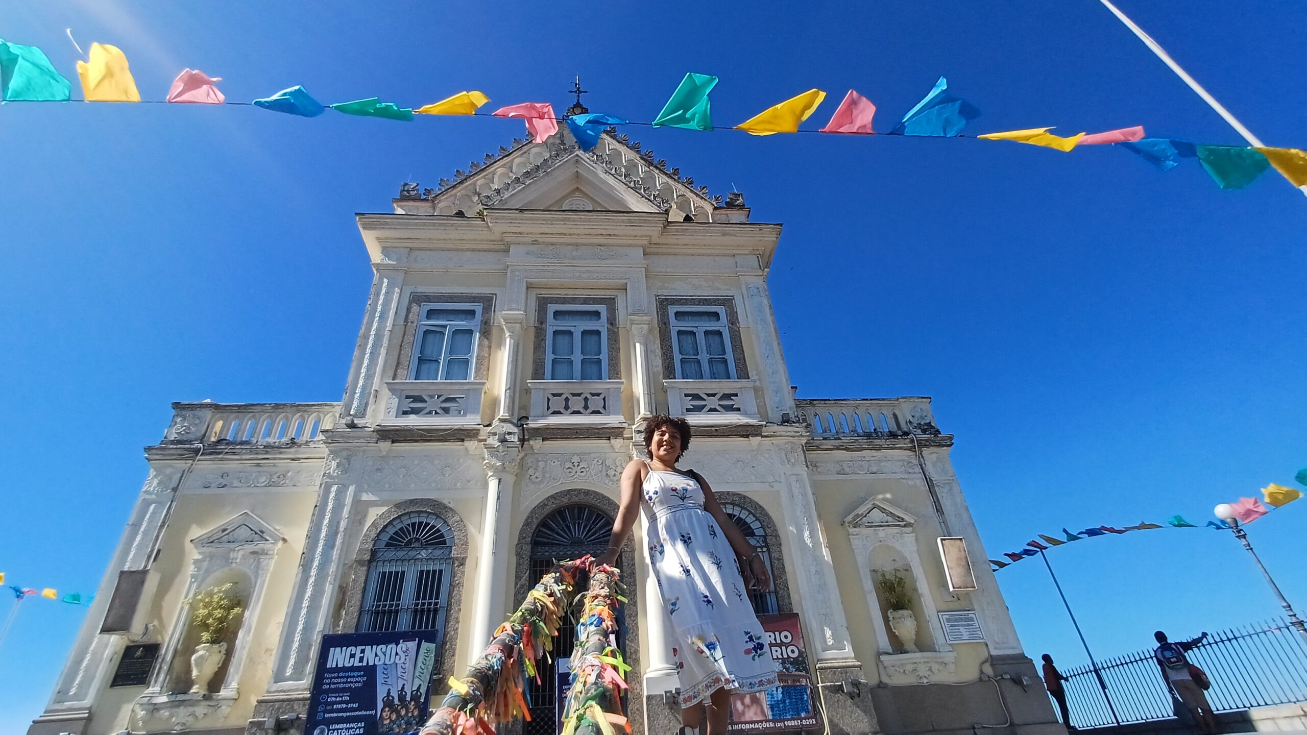 Igreja da Penha no Rio de Janeiro com bandeirinhas coloridas