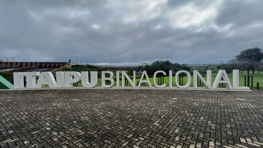 Vista panorâmica da Usina Hidrelétrica de Itaipu em Foz do Iguaçu