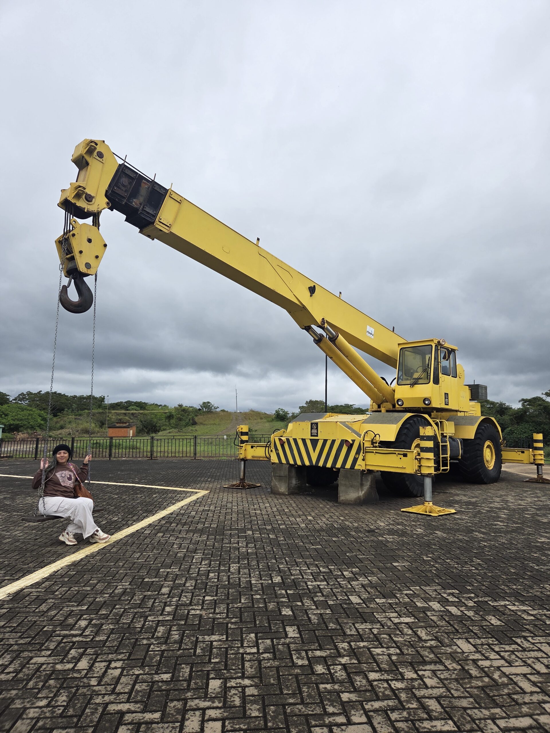 Guindaste industrial na área de visitação da Itaipu Binacional em Foz do Iguaçu