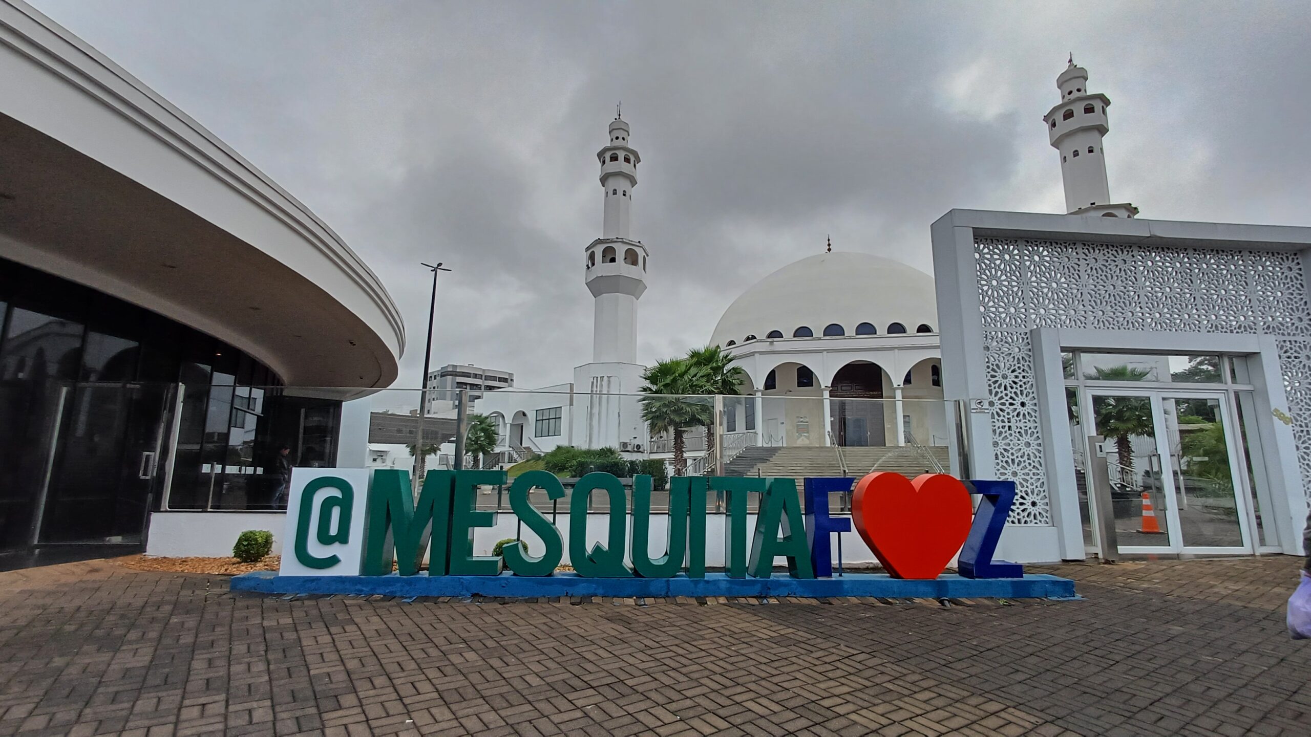 Mesquita de Foz do Iguaçu com cúpula branca e minaretes