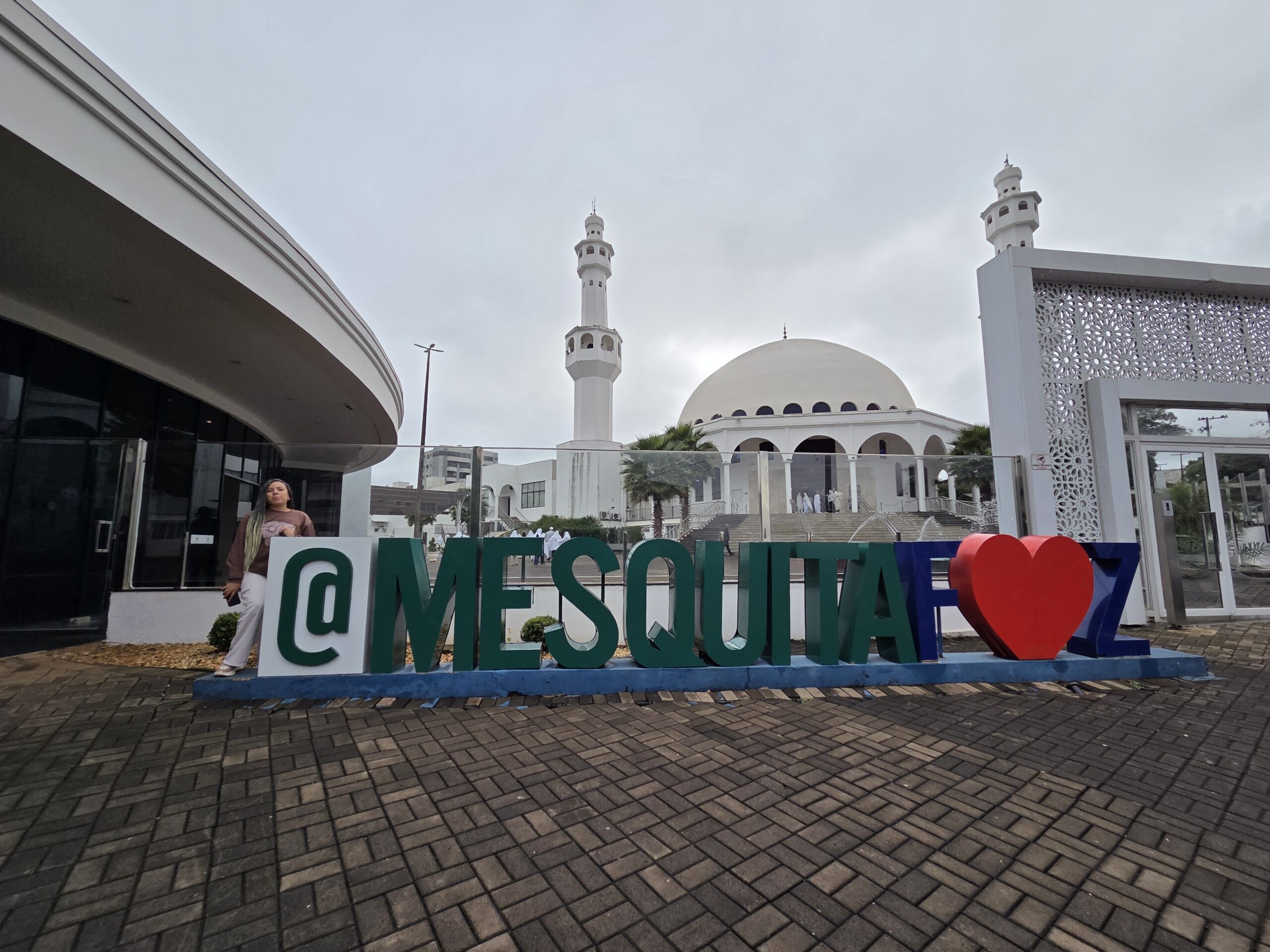 Fachada principal da Mesquita Omar Ibn Al-Khattab em Foz do Iguaçu