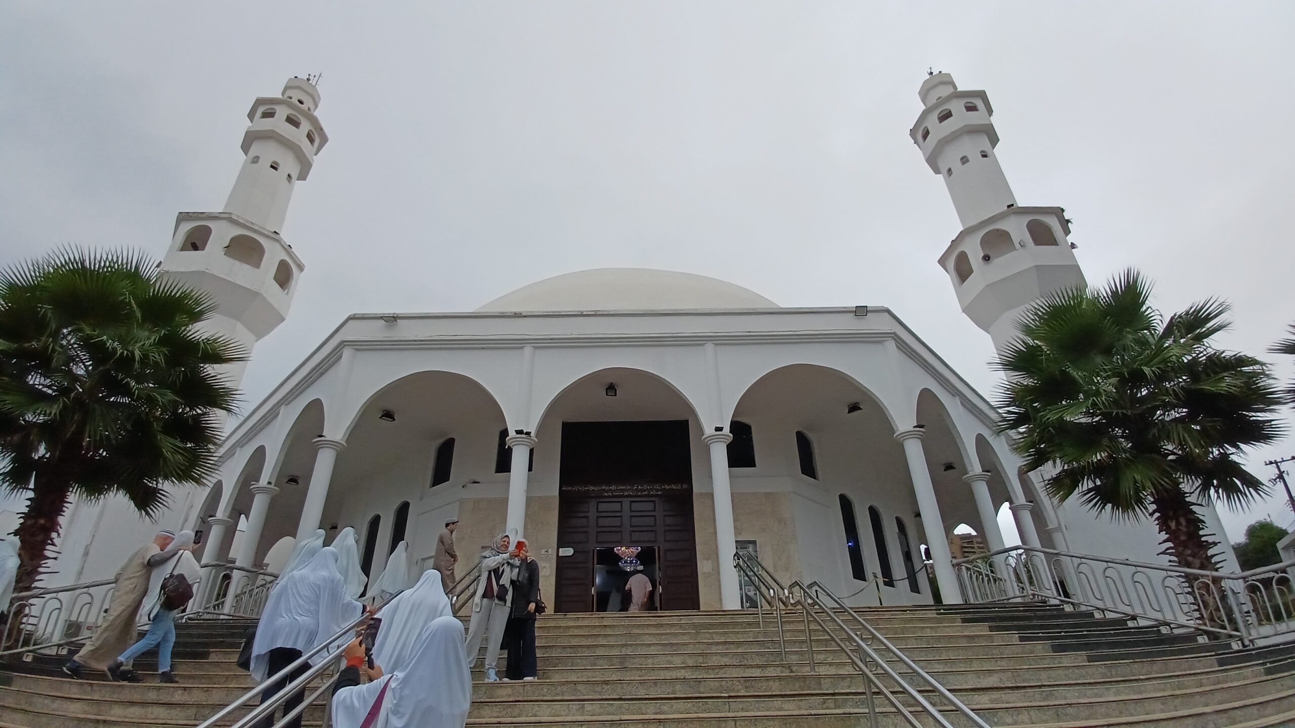 Entrada da Mesquita Omar Ibn Al-Khattab com visitantes em Foz do Iguaçu