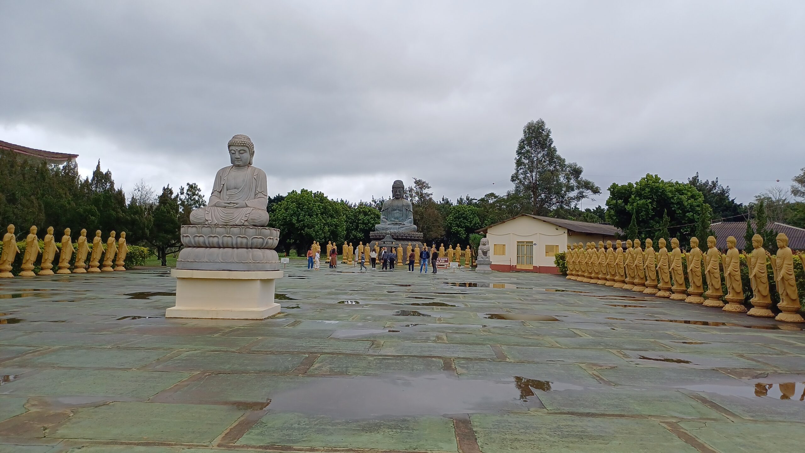 Estátua de Buda e fileira de esculturas no Templo Budista Chen Tien, em Foz do Iguaçu