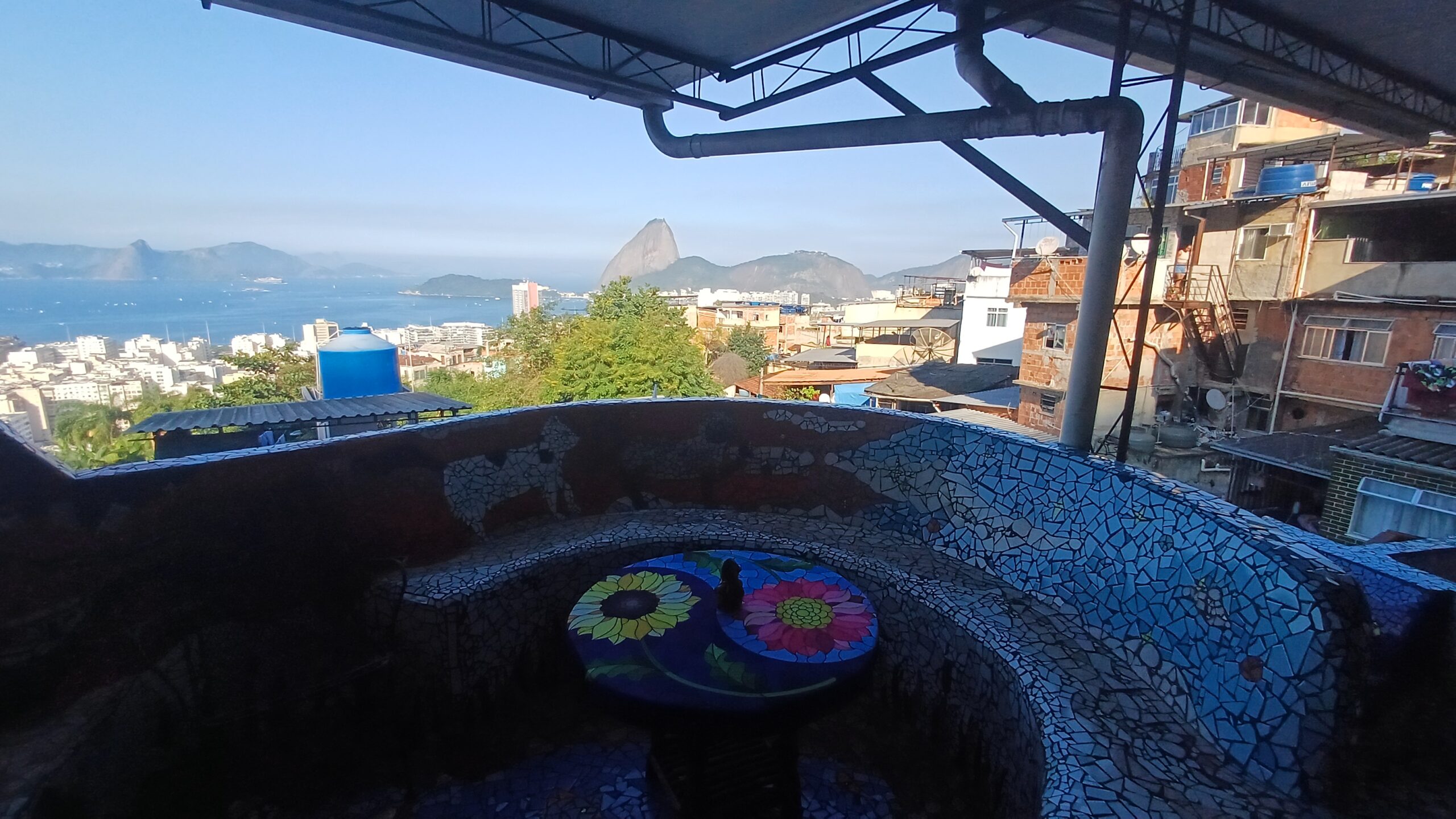 Mosaicos do The Maze com vista para o Pão de Açúcar no Rio de Janeiro