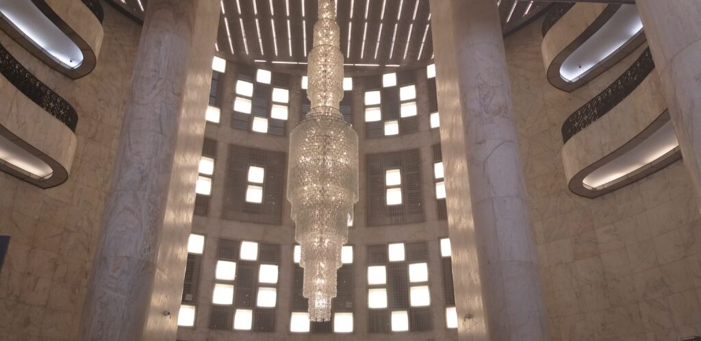 Lustre monumental no hall do Farol Santander, em São Paulo