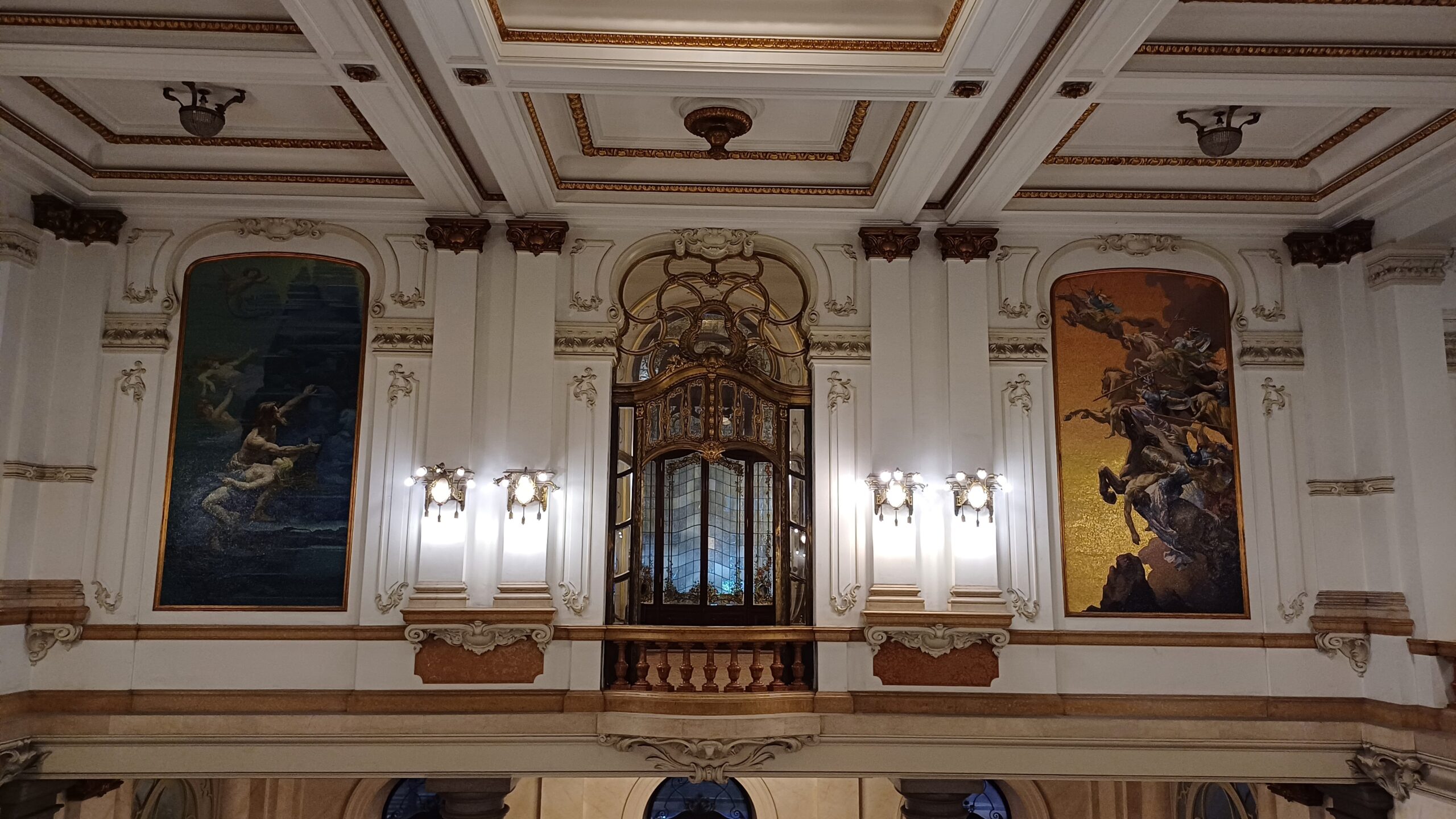 Detalhes decorativos e vitrais no interior do Theatro Municipal de São Paulo